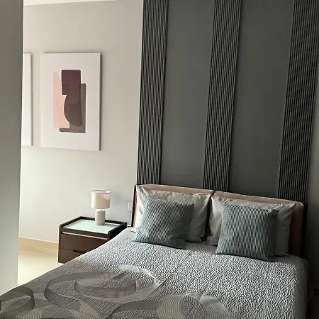 Newly Renovated & Fully Equipped 2bd In Prime Location *