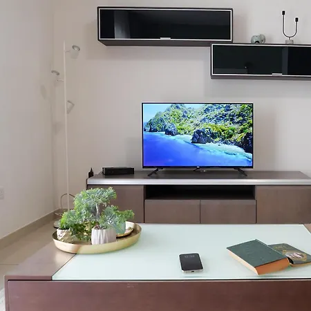 Newly Renovated & Fully Equipped 2bd In Prime Location Apartmán